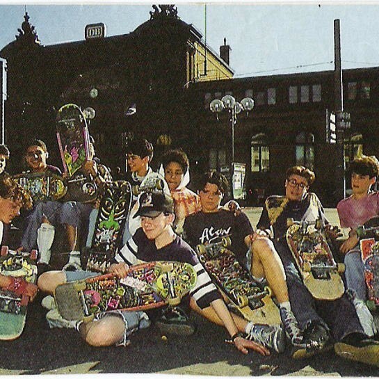 Foto aus der Schnüss - Artikel über die Jungs aus dem Bonner Loch - Der Gelangweilte mit der schönen Frise ist Marc Berg